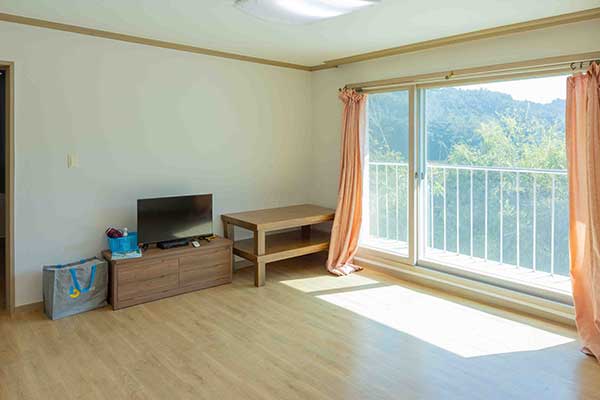 임실 학정마을 복층 숙소 창가 공간